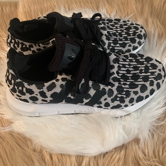 ADIDAS WOMAN BLACK AND WHITE SNEAKER. - Picture 5 of 5